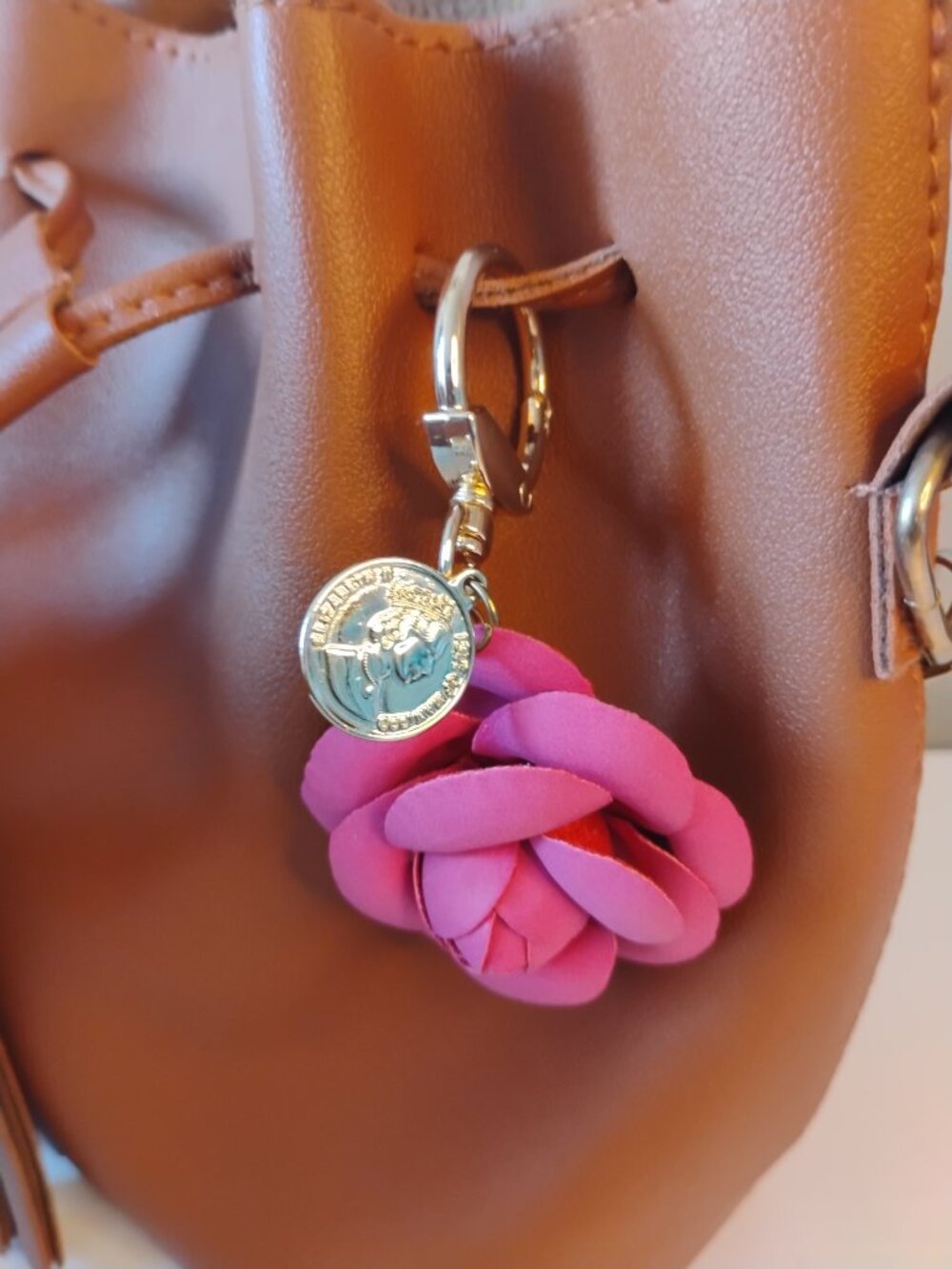 Mini drawstring bag with charm - Picture 3 of 12